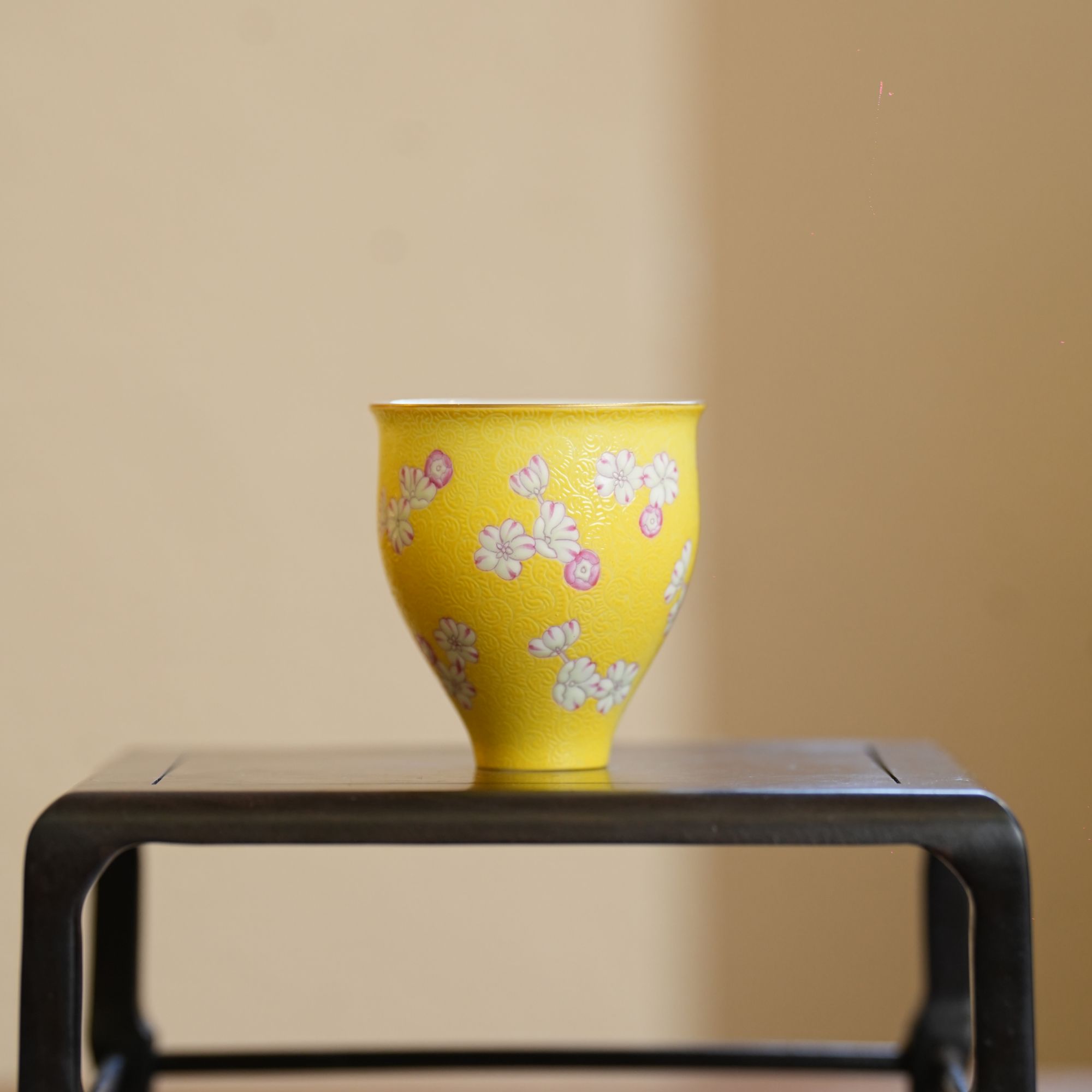 溢珍堂丨黄地扒花梅花束口杯70ml景德镇瓷器