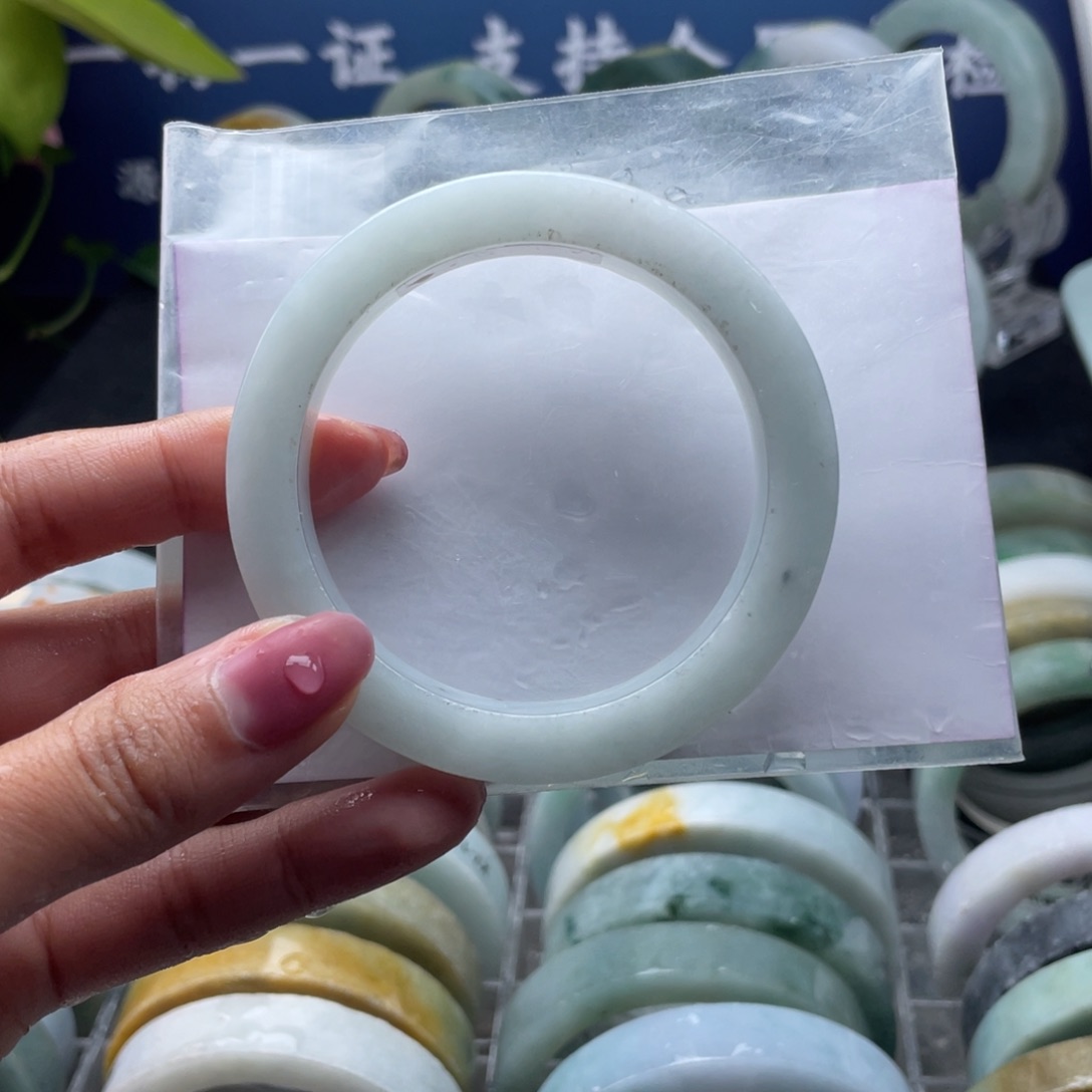 K***瑞定制翡翠未镶嵌翡翠手镯