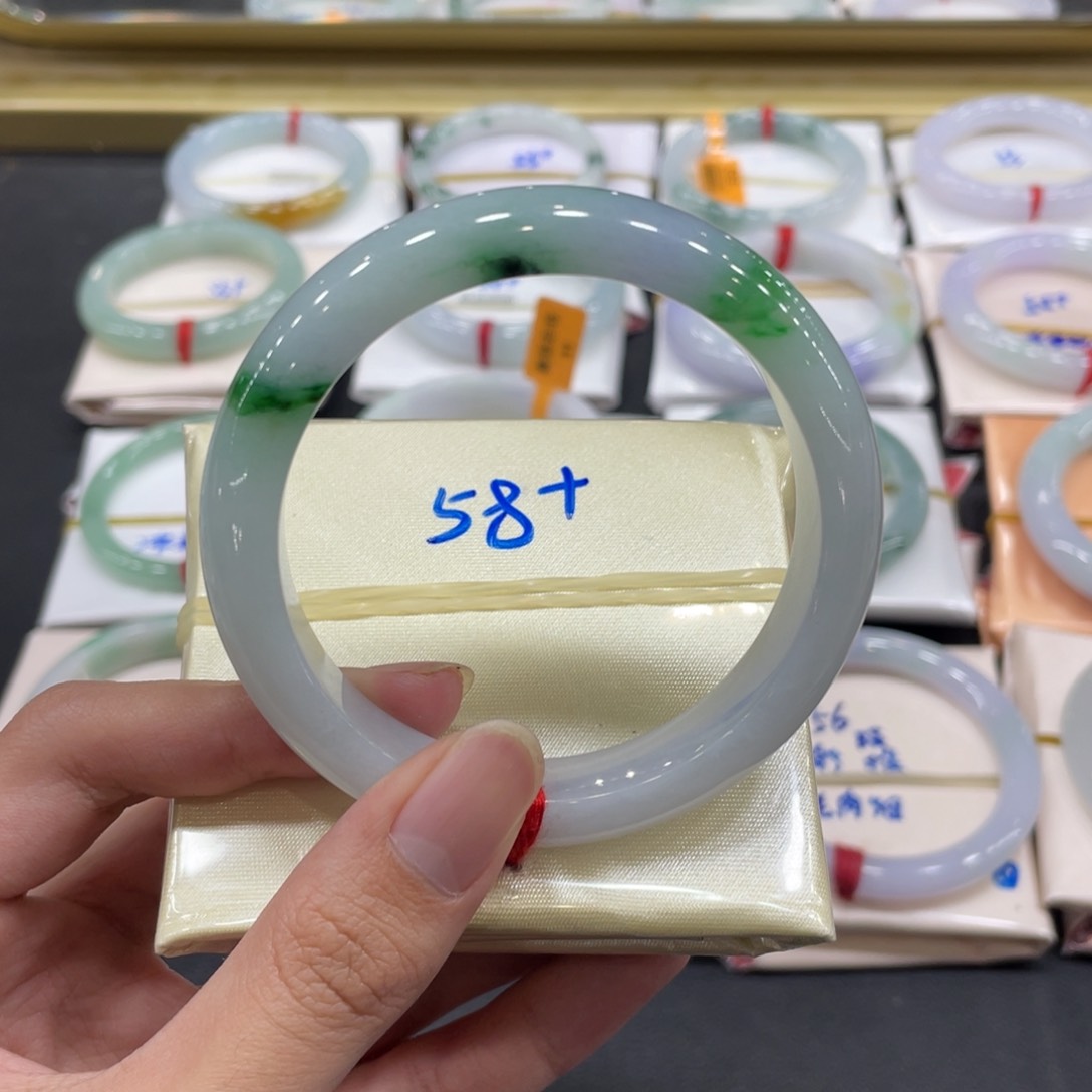 翡翠手镯未镶嵌翡翠手镯