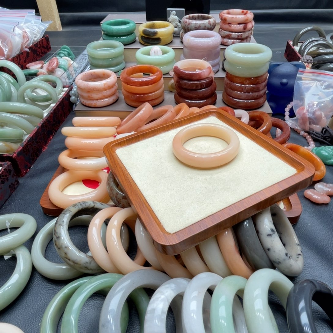 石英质玉手镯未镶嵌向****?