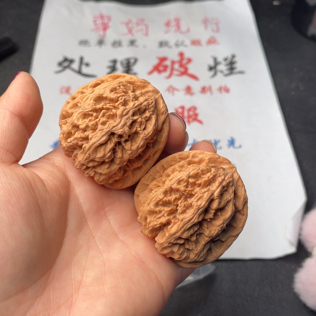 文玩核桃把件577。45粗筋有黄