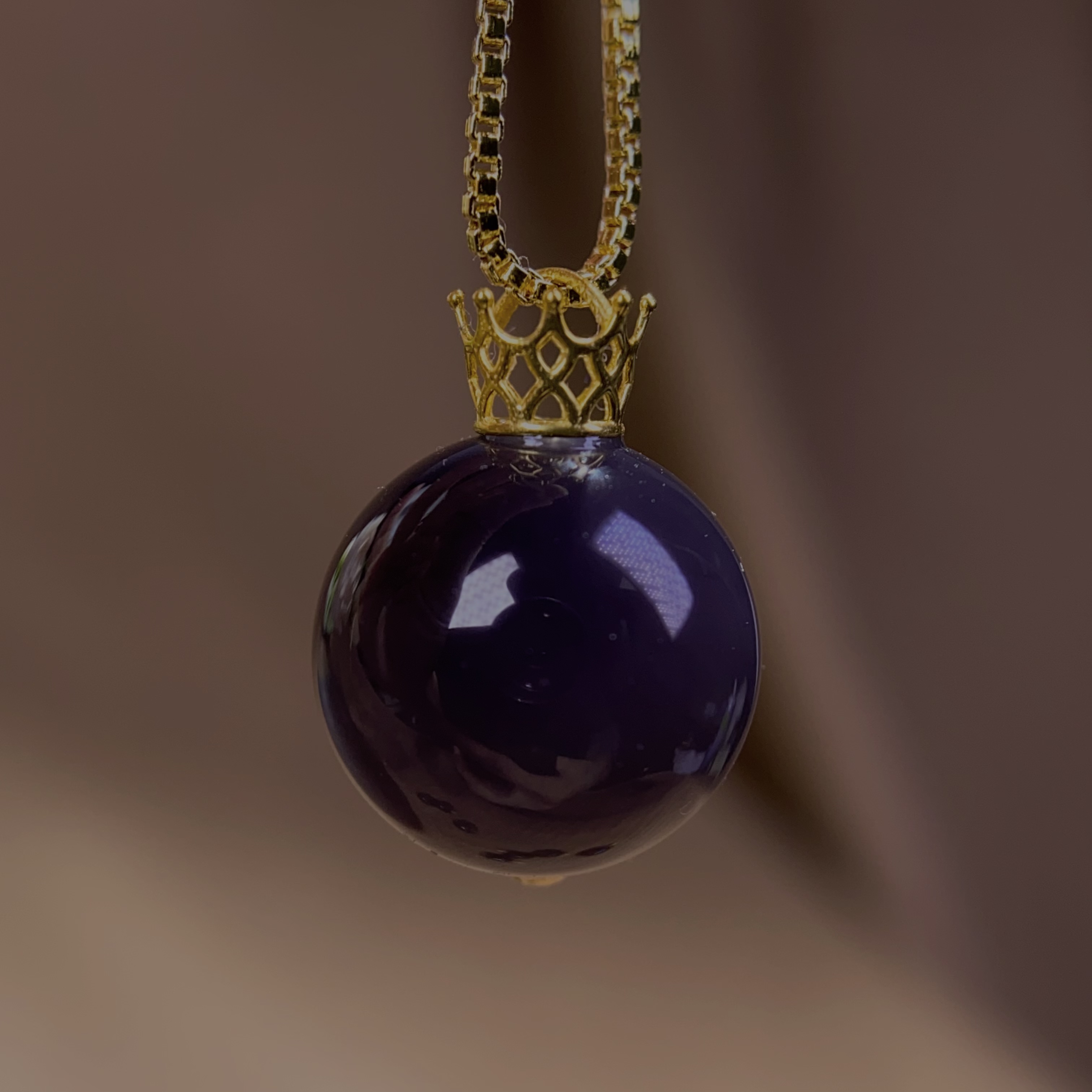 天然和田玉青海料精品烟紫浓紫18K金镶皇冠款圆珠约12mm吊坠@0190