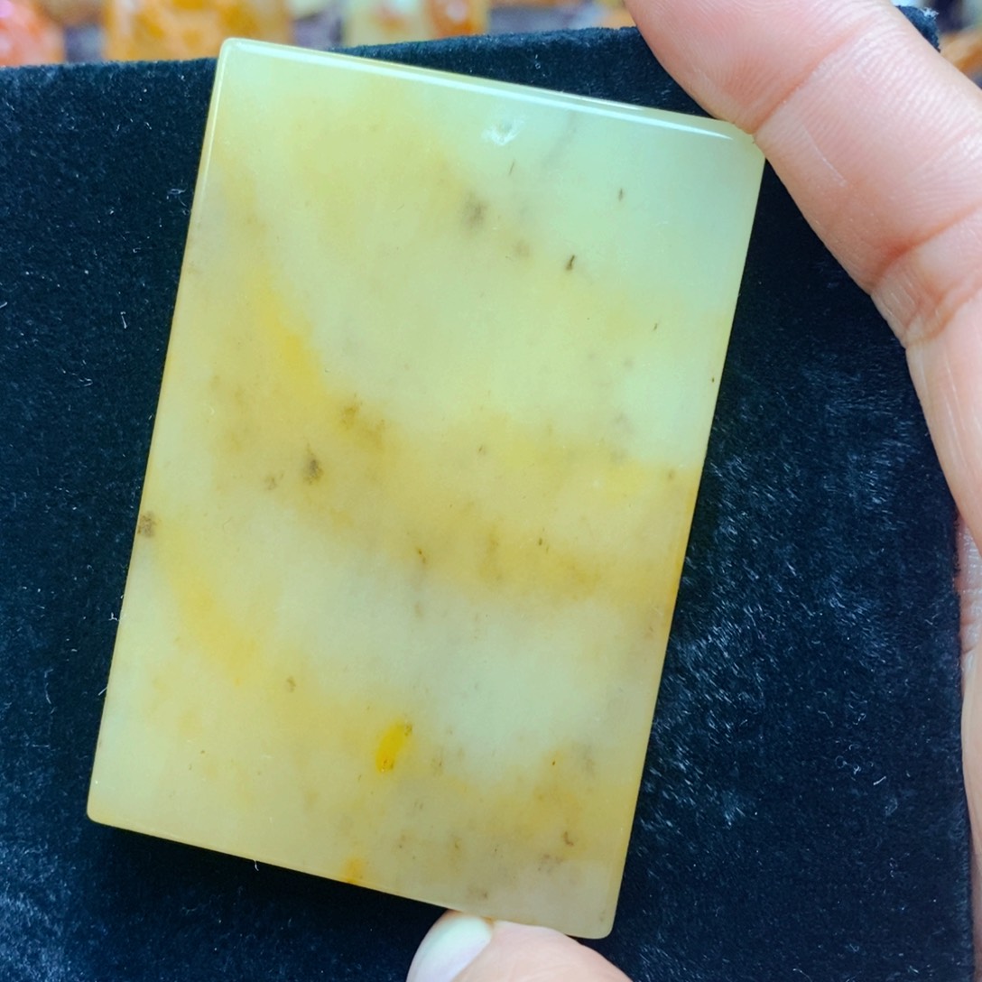 未镶嵌石英质玉（黄龙玉）颈饰