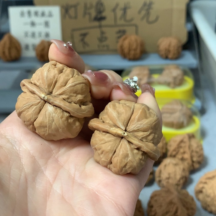 放***铁文玩核桃吊坠异形单只，有瑕疵