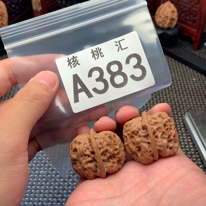 文玩核桃吊坠金钟