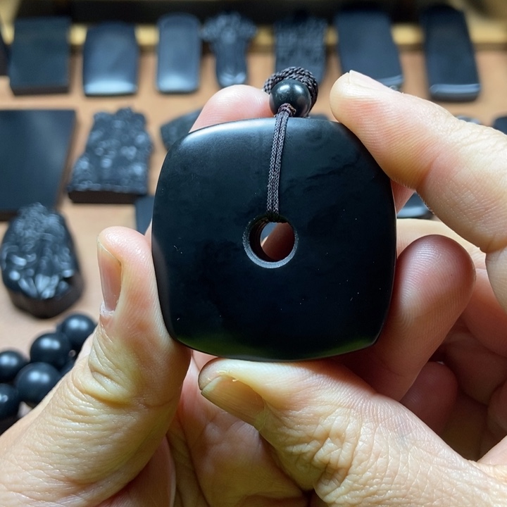 和田玉（墨玉）未镶嵌颈饰