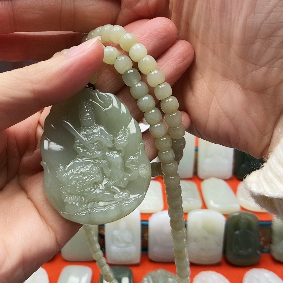 莫***心和田玉未镶嵌颈饰