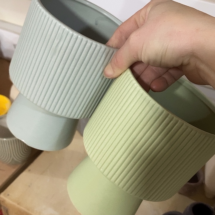 陶瓷花盆有孔 瑕疵介意勿拍 