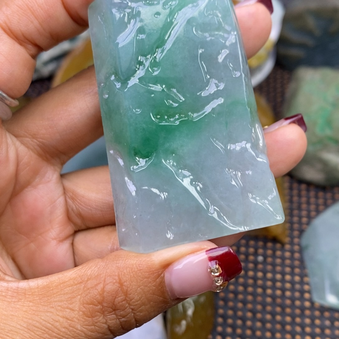 翡翠颈饰未镶嵌格**格翡翠