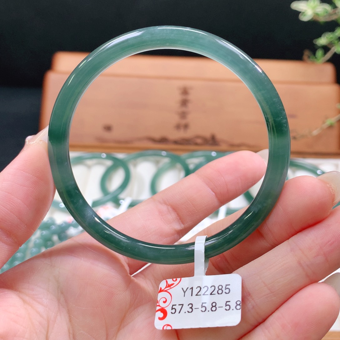 翡翠手镯未镶嵌天然