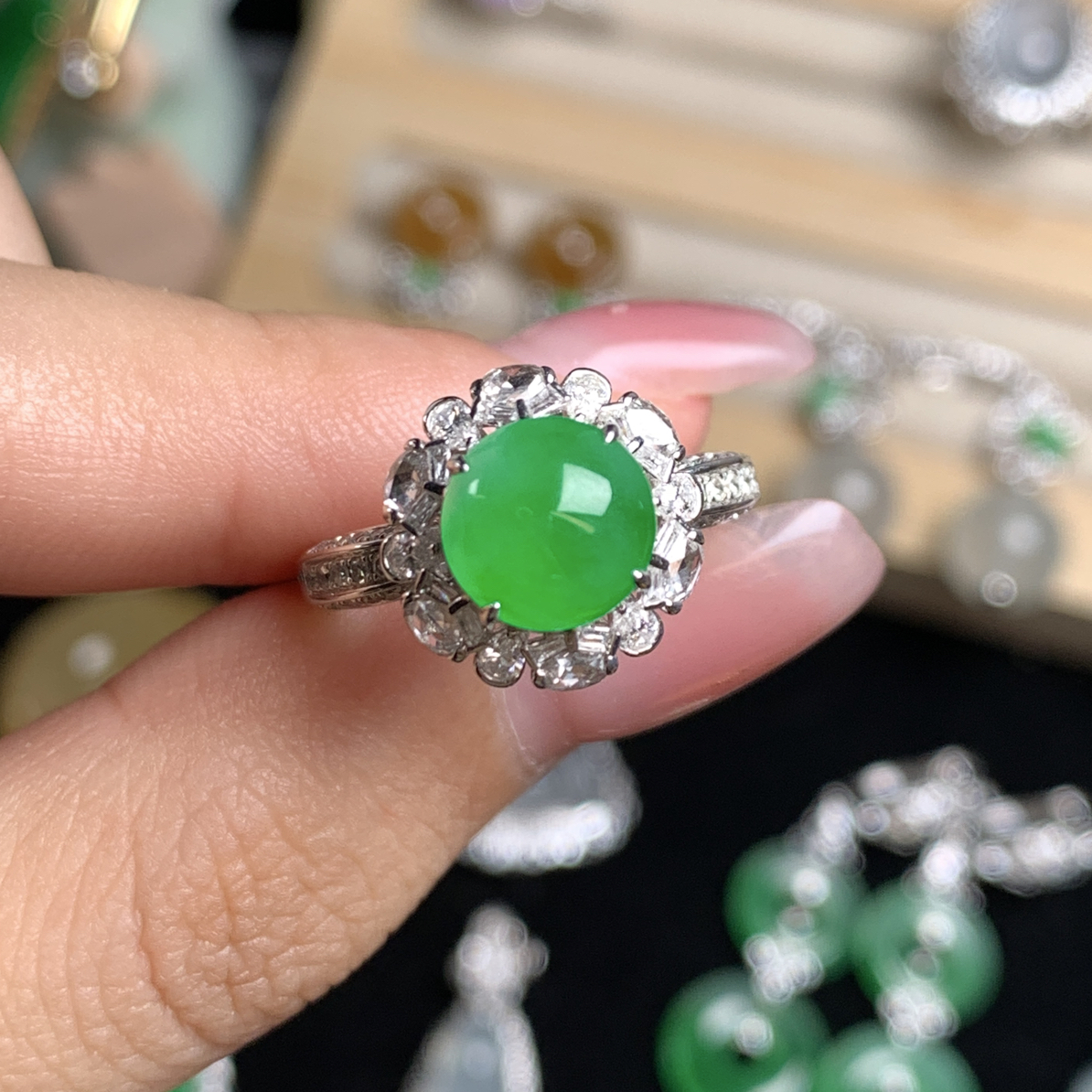 18k金镶嵌满绿蛋面戒指百搭精致