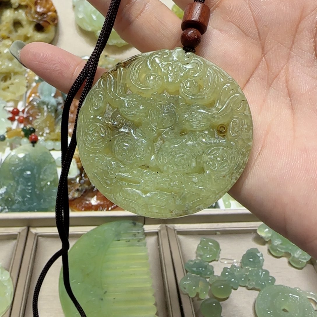 未镶嵌蛇纹石玉吊坠