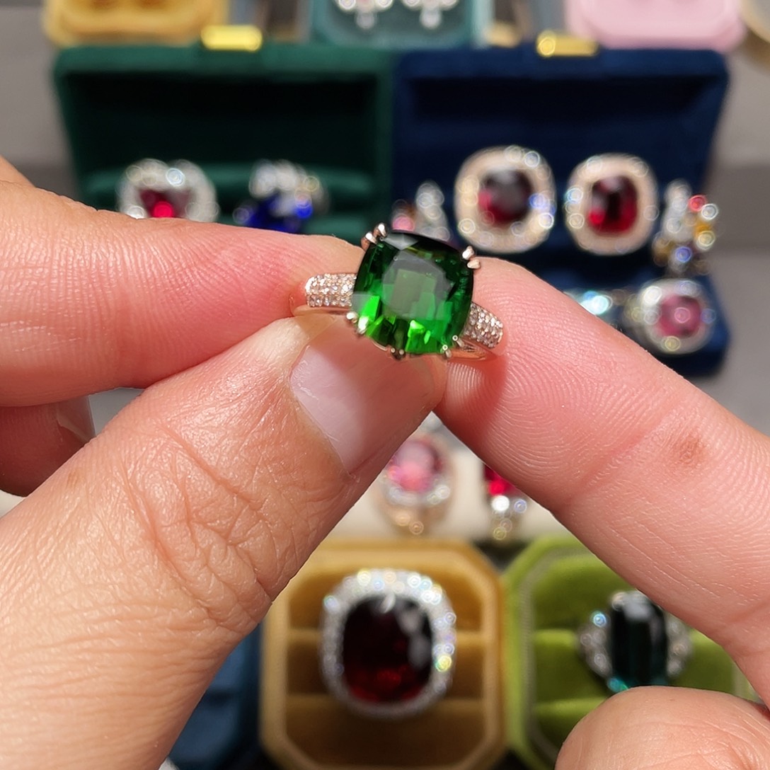 18K金镶嵌碧玺戒指5.2ct
