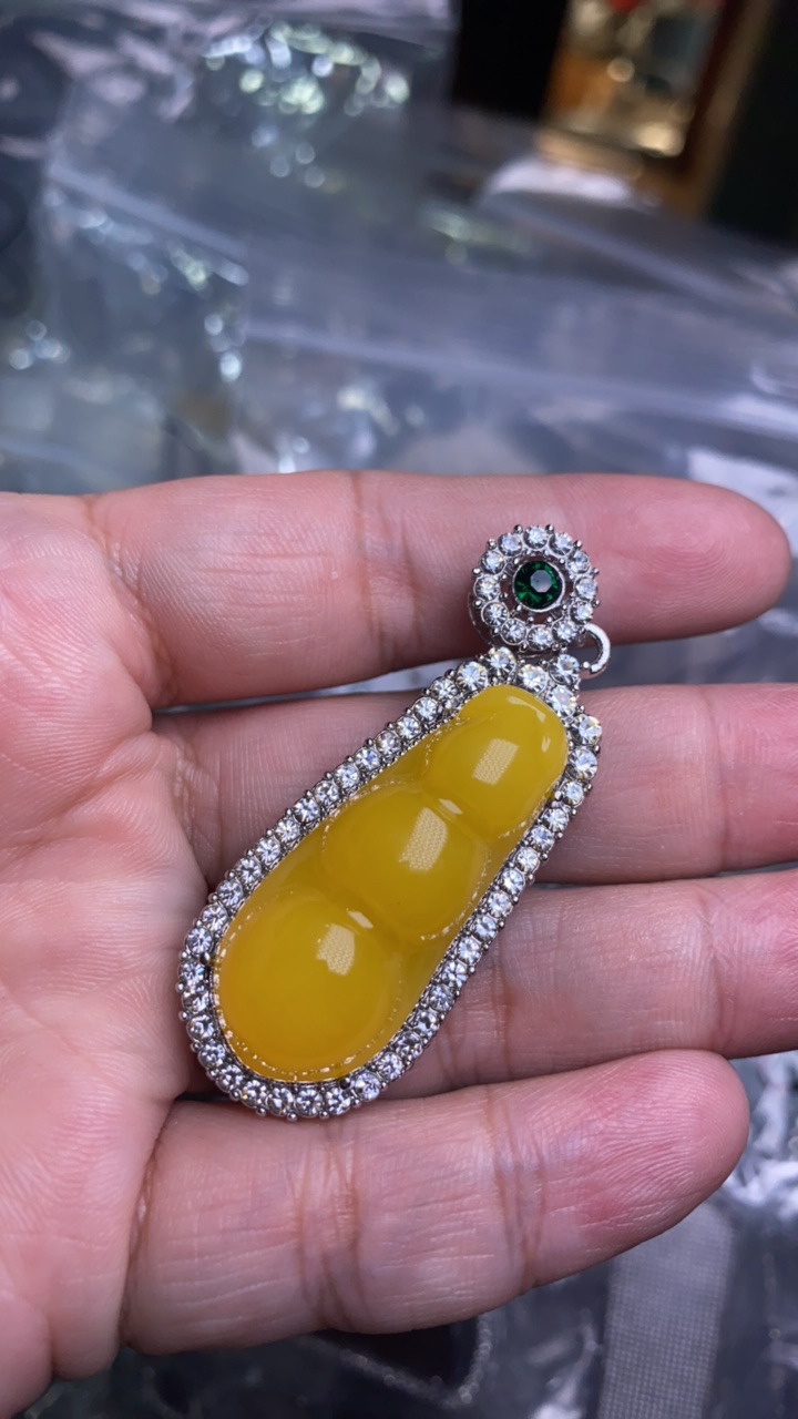 B433  鸡油黄四季豆镶嵌吊坠