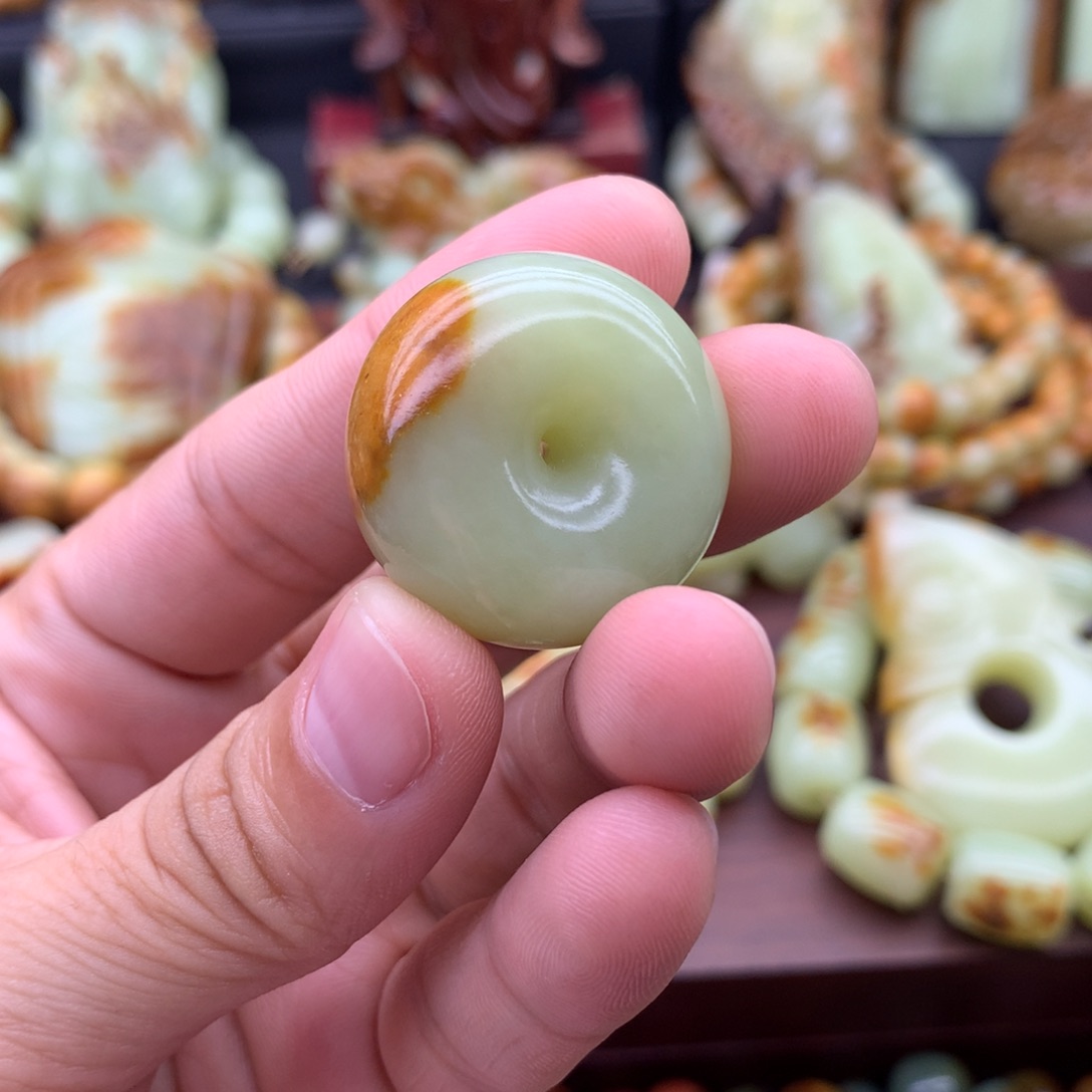 颈饰未镶嵌岫岩河磨玉（透闪石质玉）果*阿