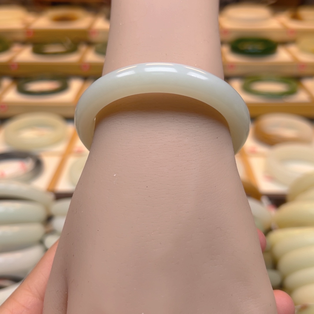 和田玉手镯未镶嵌4