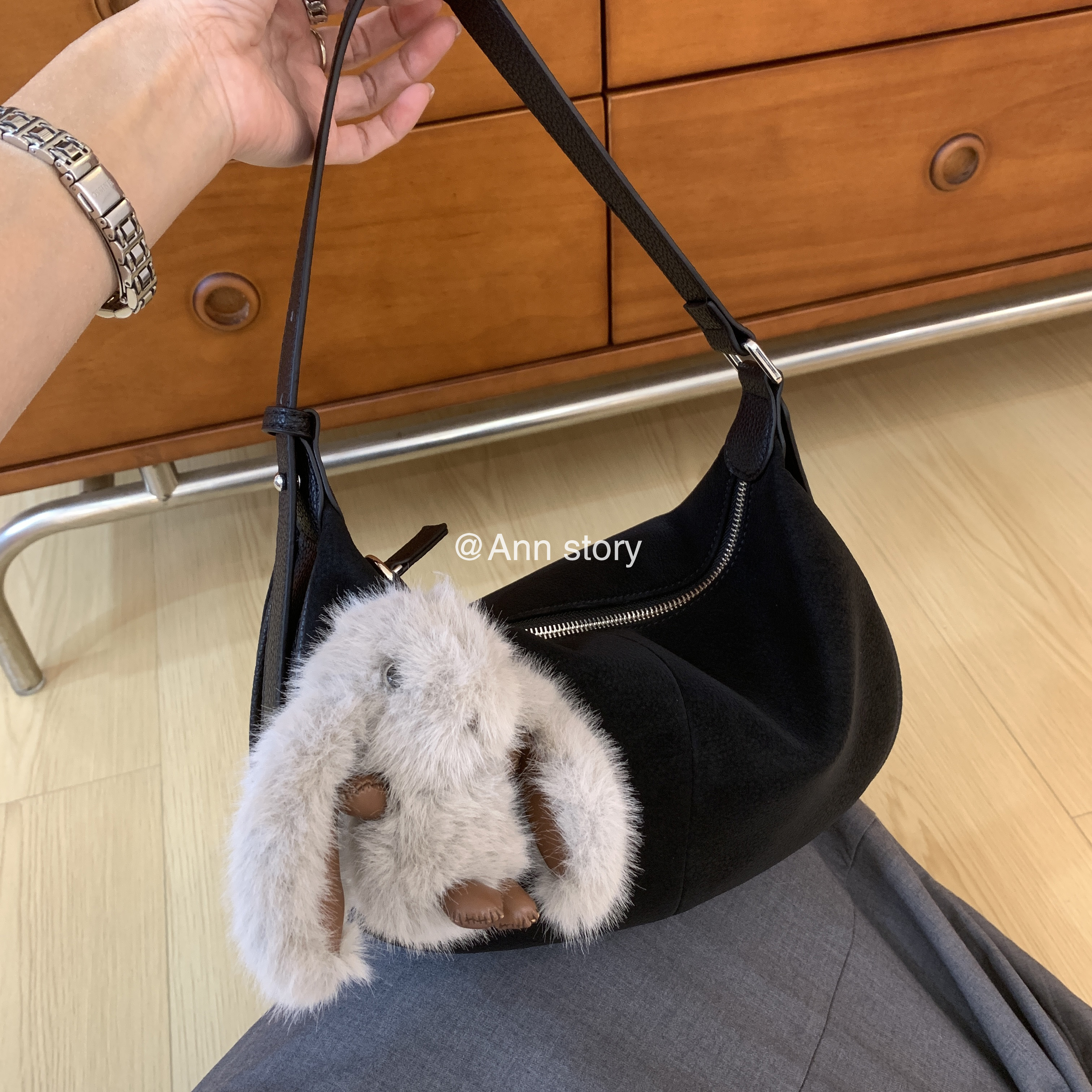 灰兔子 黑色单肩包斜挎包