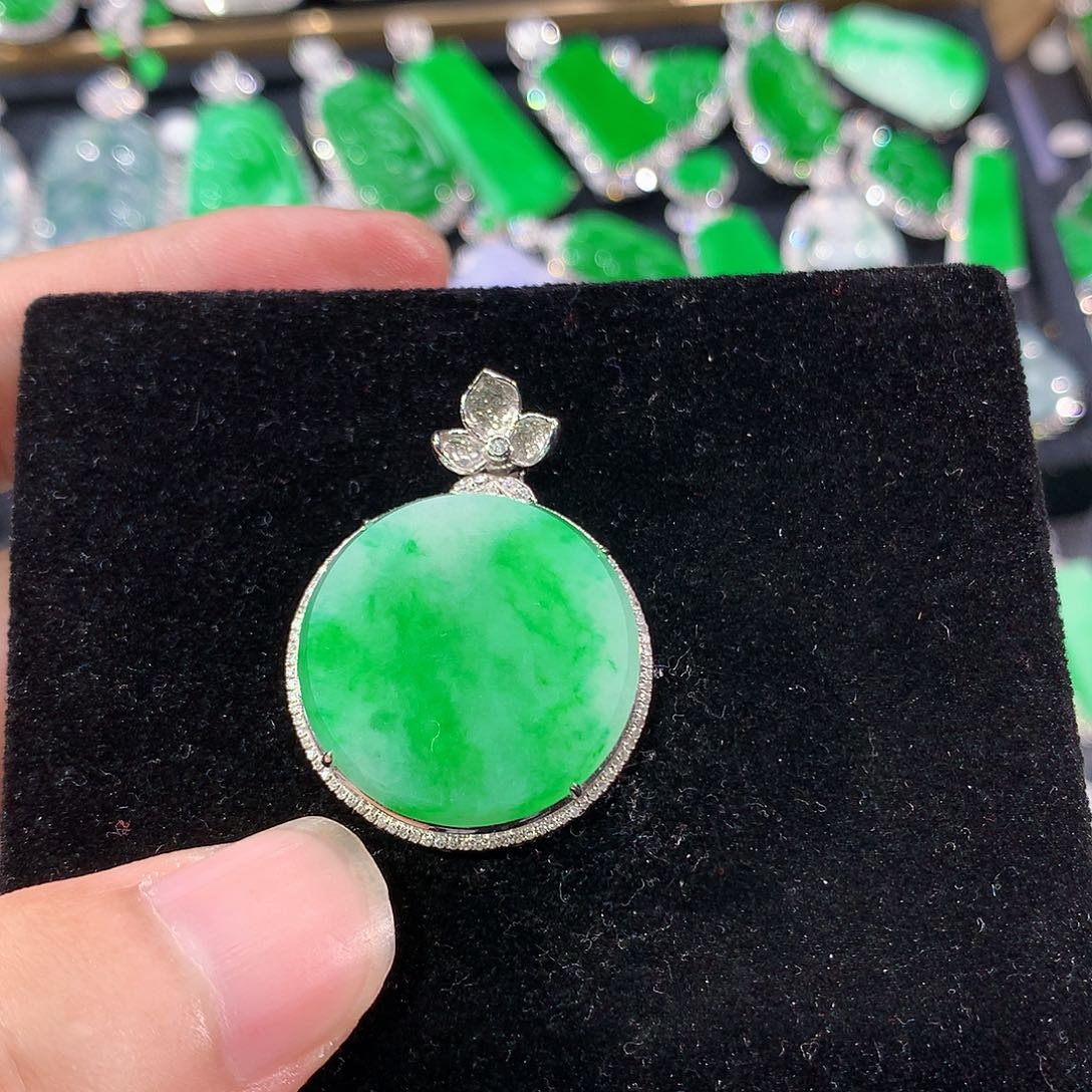 翡翠18K金镶嵌颈饰