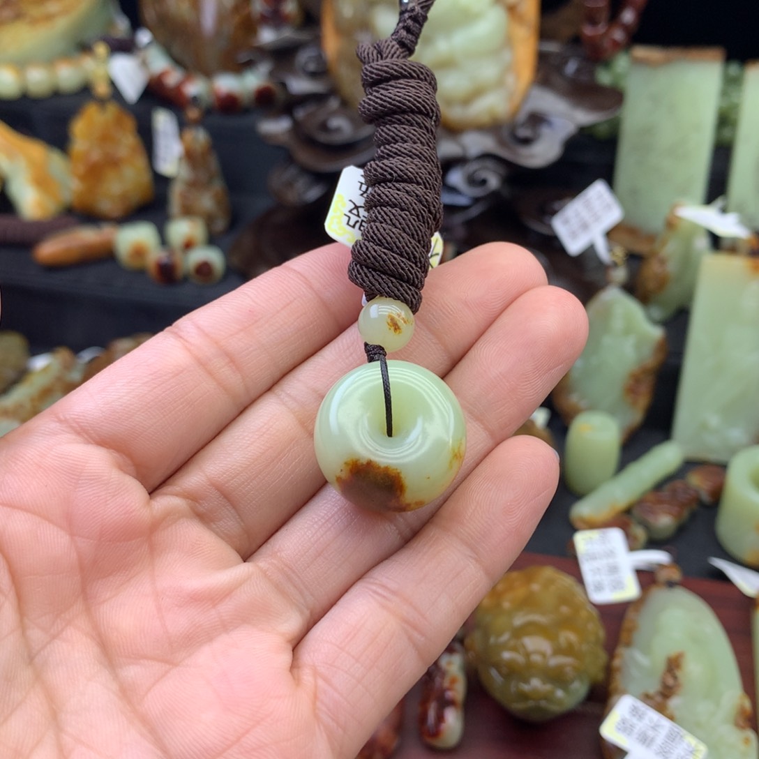 岫岩河磨玉（透闪石质玉）颈饰未镶嵌百**君