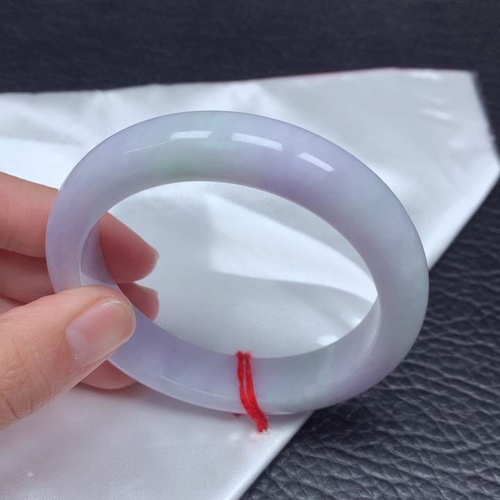 翡翠手镯未镶嵌。