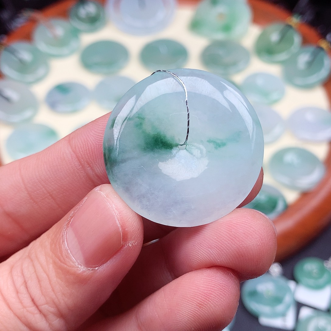 翡翠颈饰未镶嵌平安扣