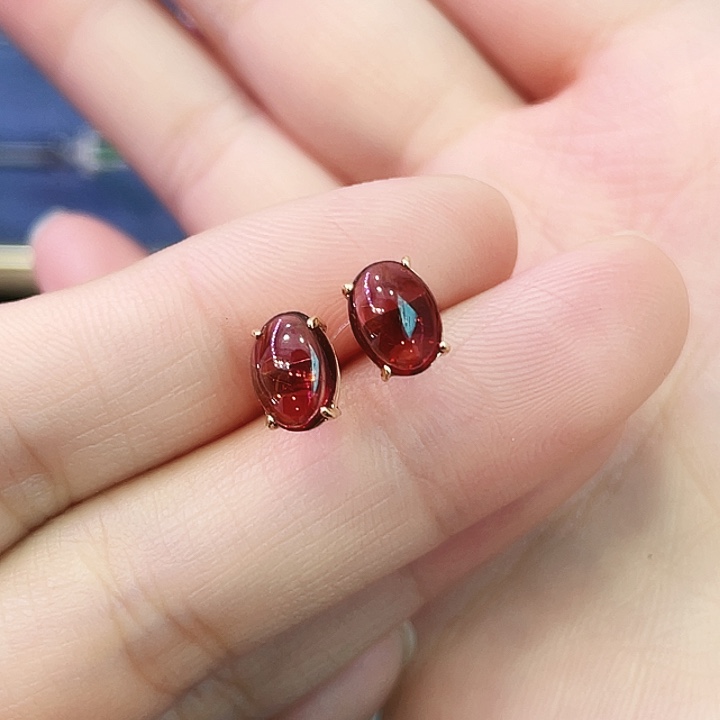 18K金镶嵌耳饰石榴石2.40克拉石榴石耳钉