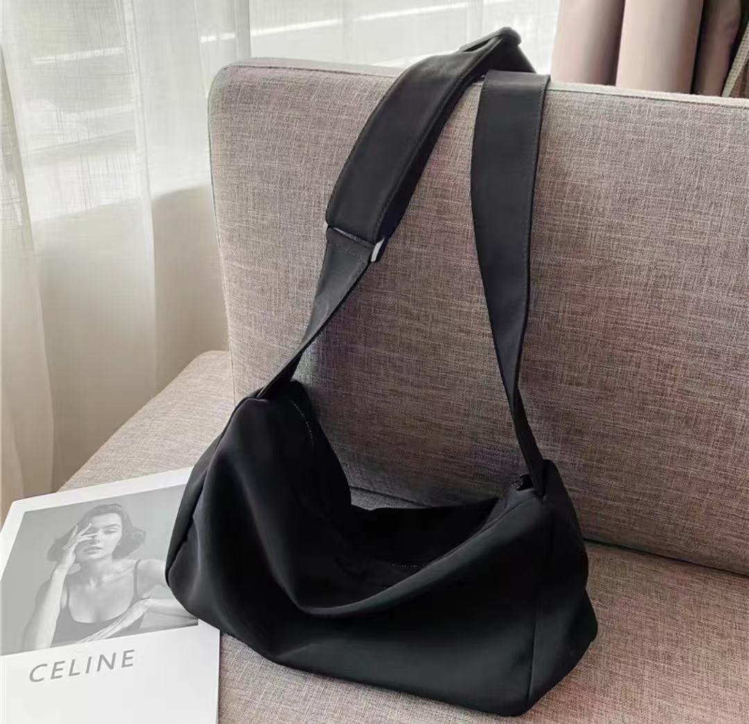 新款高级质感单肩斜挎大容量百搭方桶包