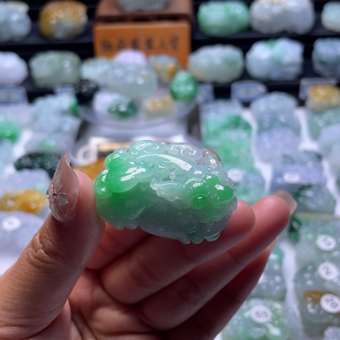 翡翠颈饰未镶嵌貔貅