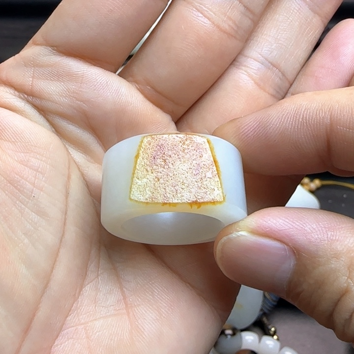 和田玉未镶嵌颈饰小*哥