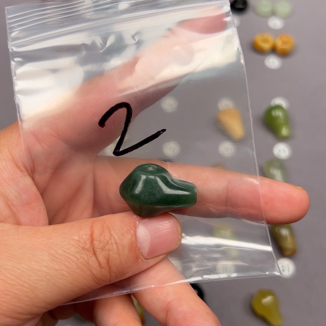 未镶嵌蛇纹石玉颈饰安**国