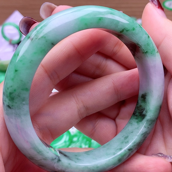 翡翠手镯未镶嵌翡翠