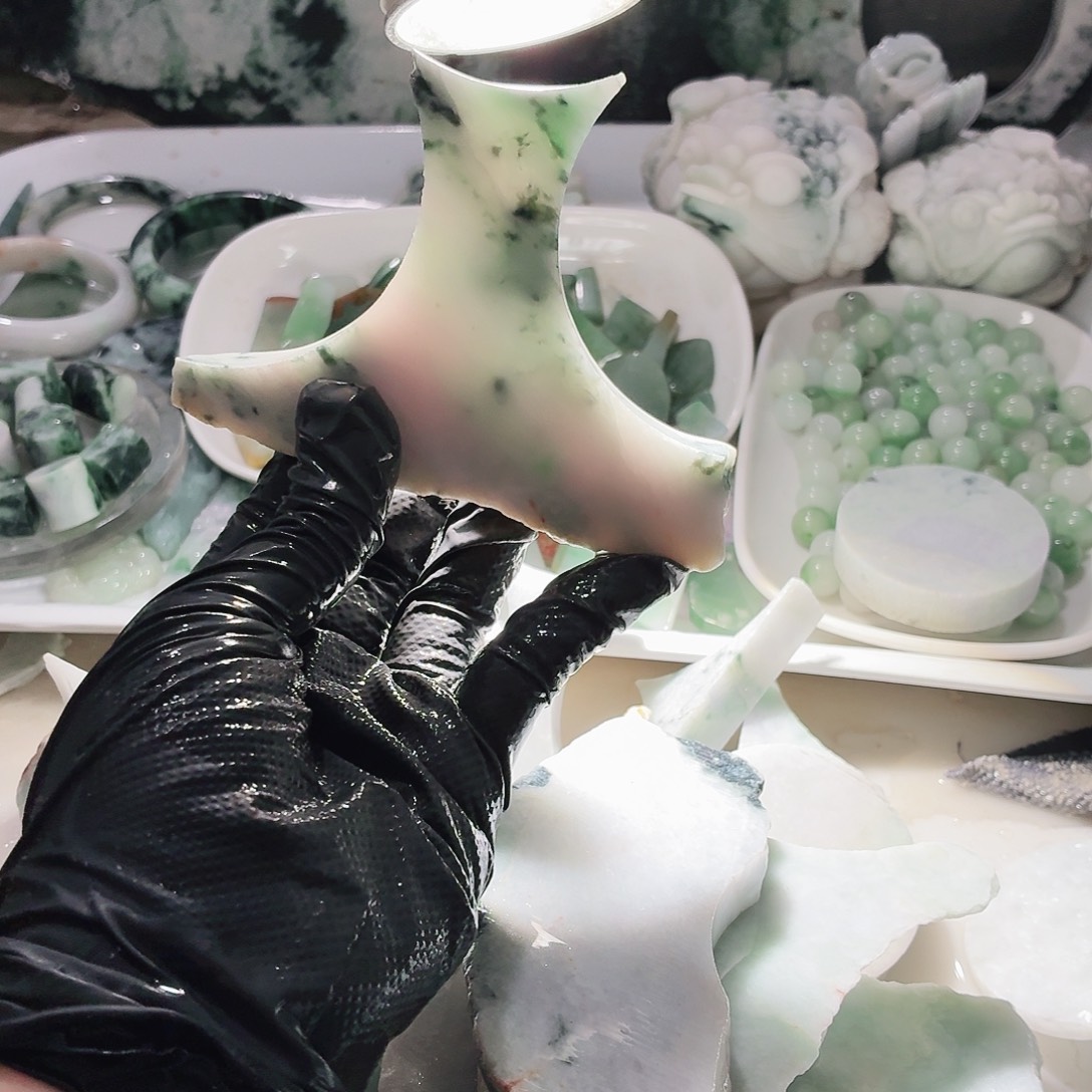 翡翠未镶嵌颈饰边角料