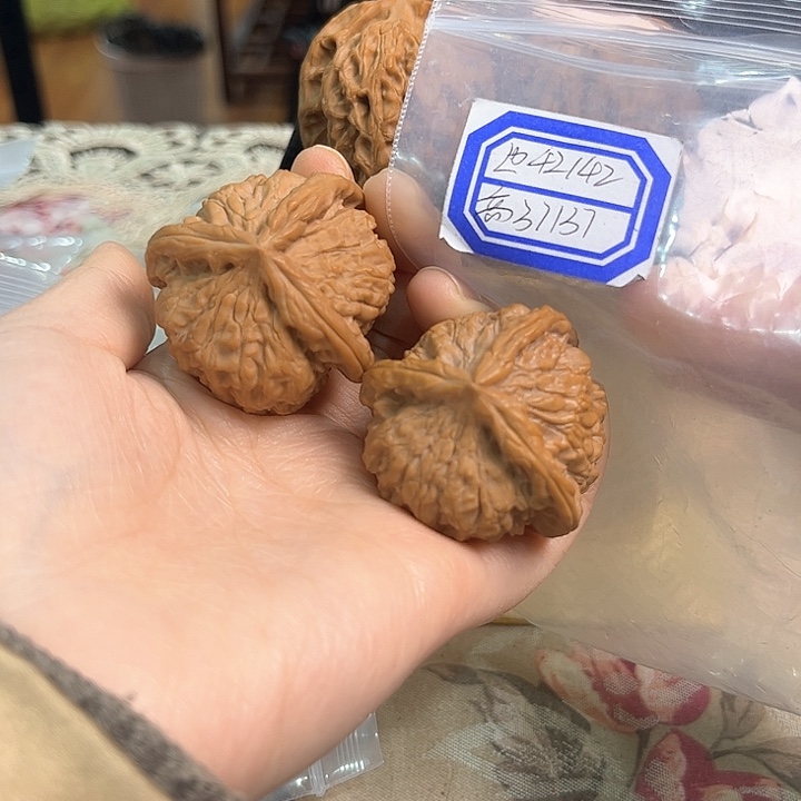 文玩核桃把件红狮子头三棱