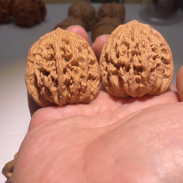 文玩核桃把件粗筋虎头