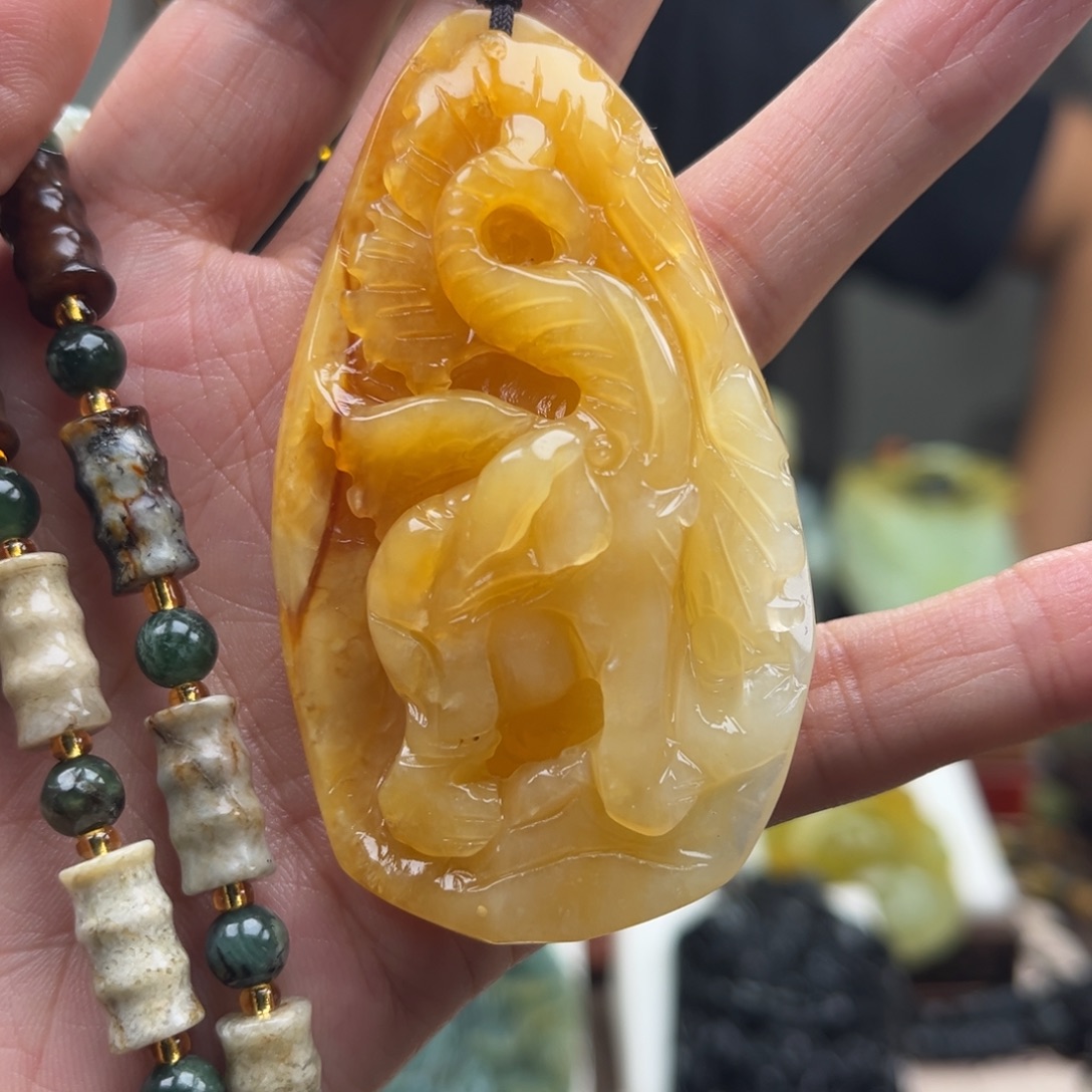 岫玉未镶嵌颈饰挂件