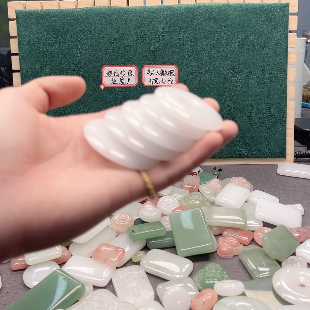 勿***念石英质玉（非洲翠）合金颈饰