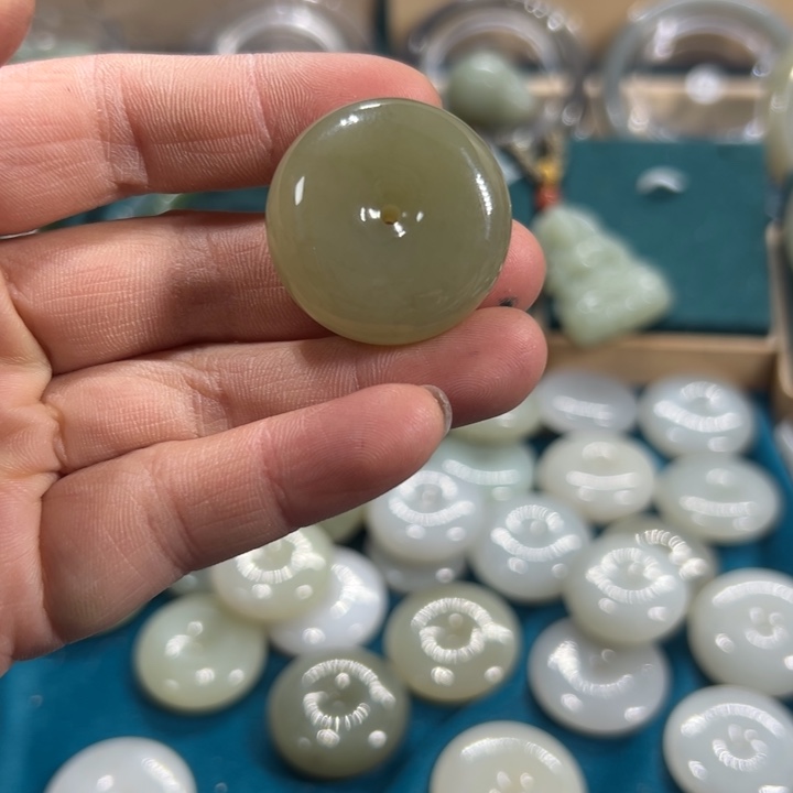 和田玉颈饰未镶嵌平安扣