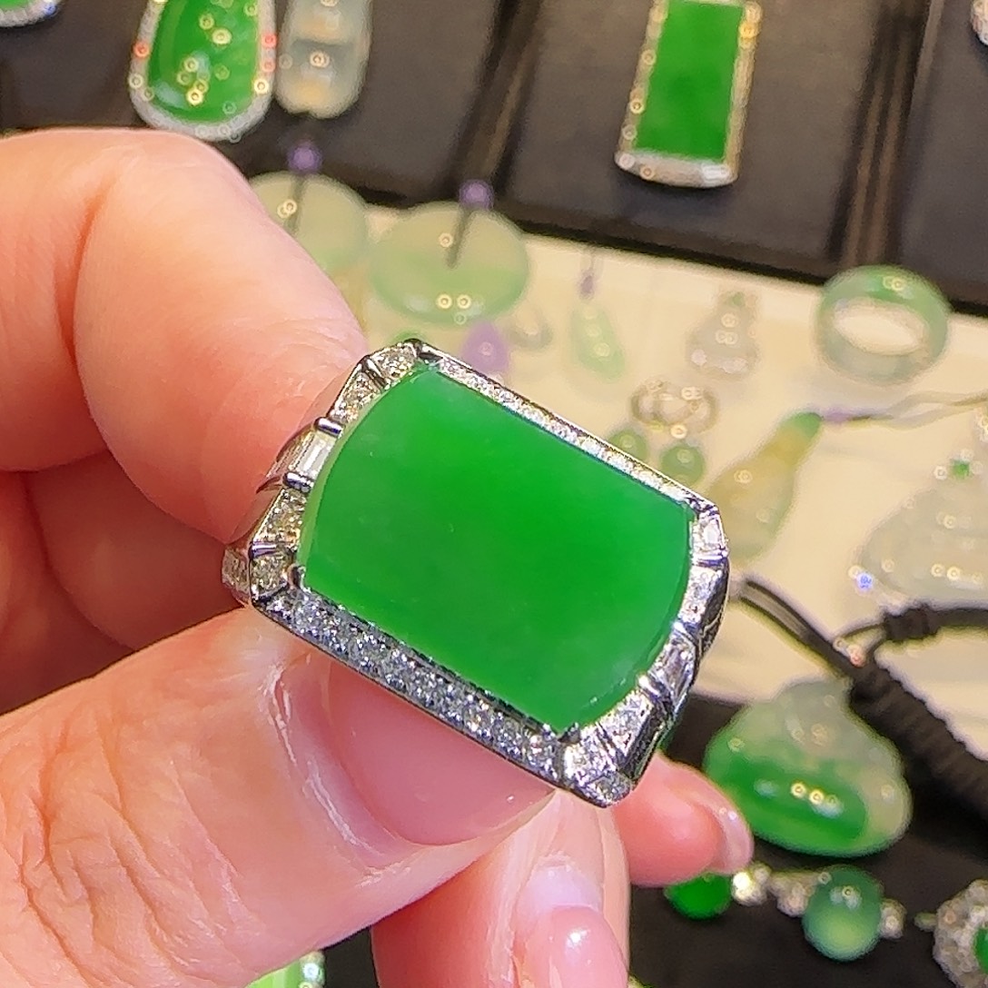 翡翠18K金镶嵌戒指