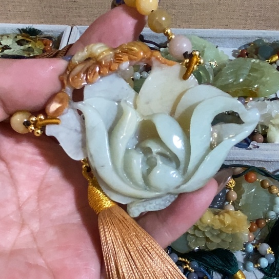 蛇纹石玉未镶嵌颈饰