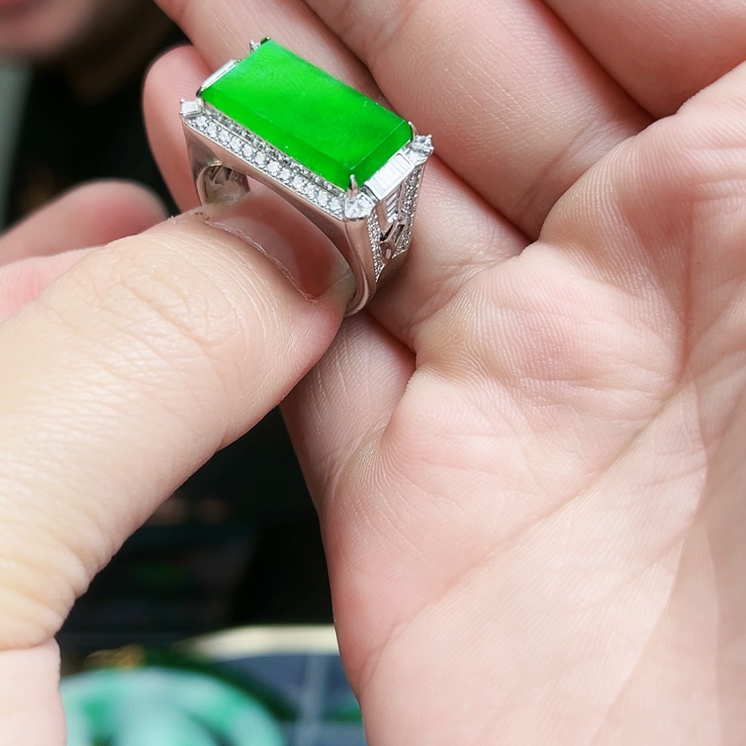 翡翠颈饰18K金镶嵌戒指