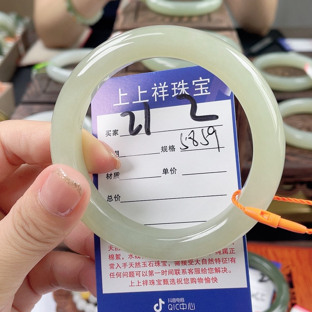 和田玉手镯未镶嵌