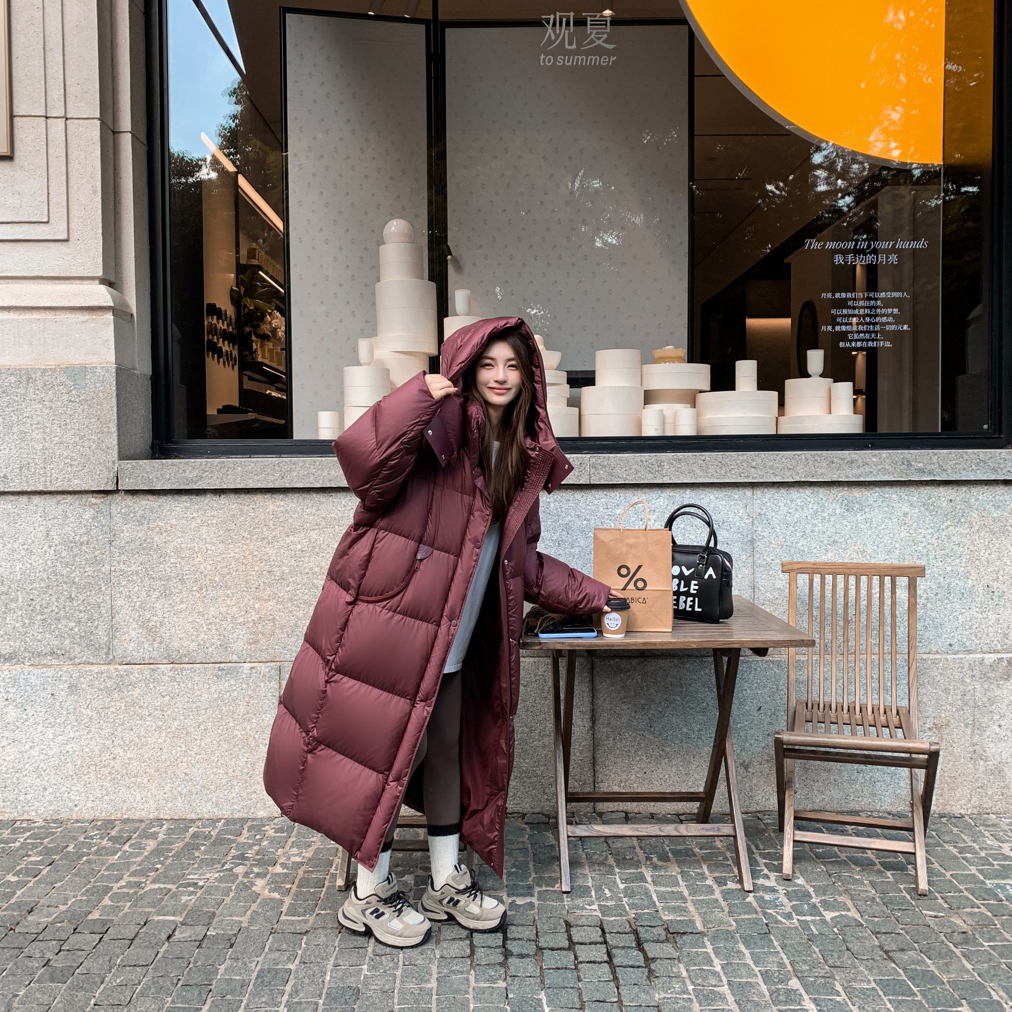 冬季加厚保暖95%白鸭绒时尚泡芙连帽休闲女士长款羽绒服Y24021