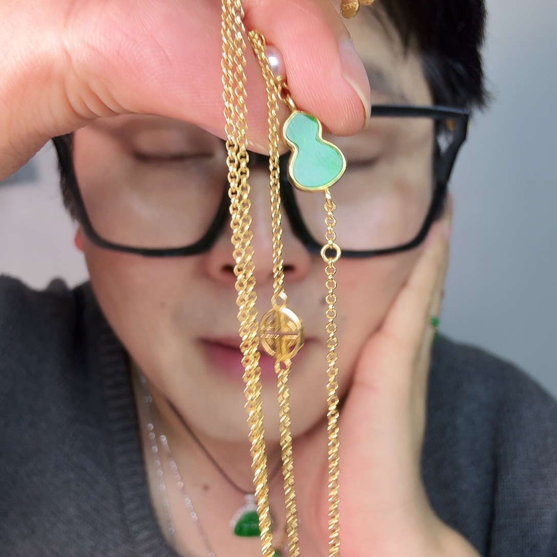 翡翠未镶嵌颈饰一件