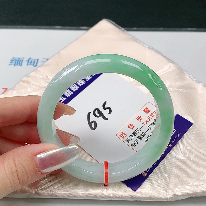 翡翠手镯未镶嵌翡翠手镯