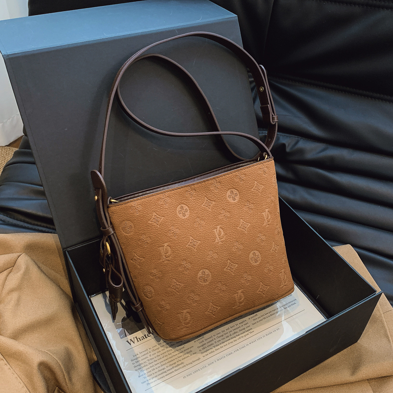 6023棕色【变形水桶】 新款水桶包单肩斜跨女包【上宽23高18】