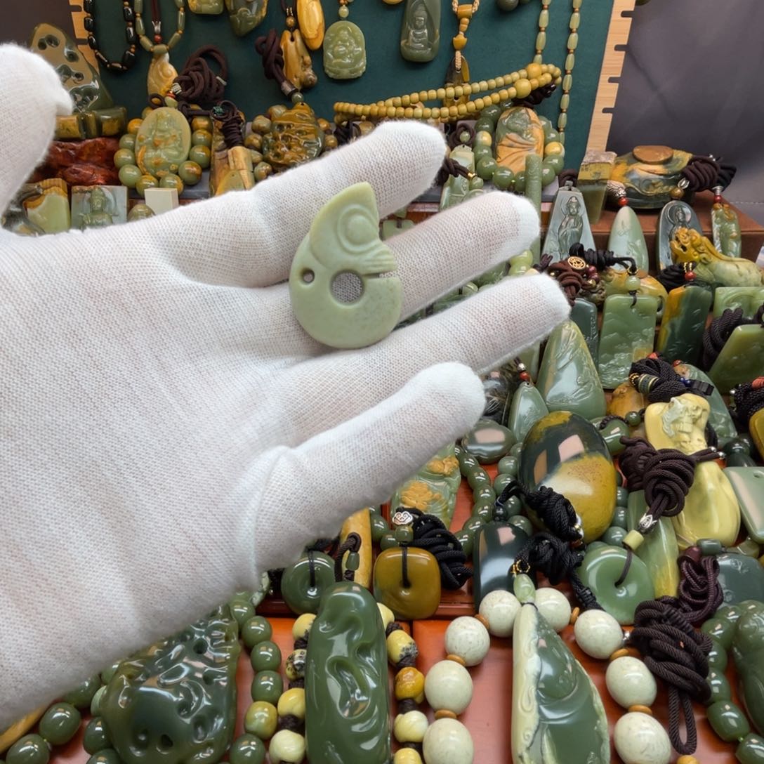 岫岩老玉（透闪石质玉）未镶嵌颈饰