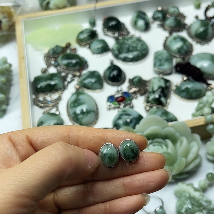 天****透闪石-蛇纹石玉未镶嵌颈饰