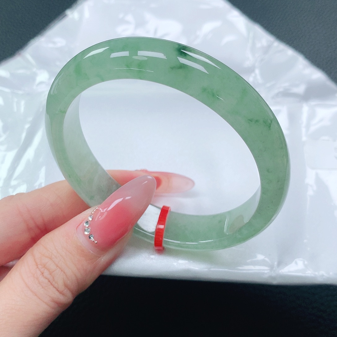翡翠手镯未镶嵌55圈贵