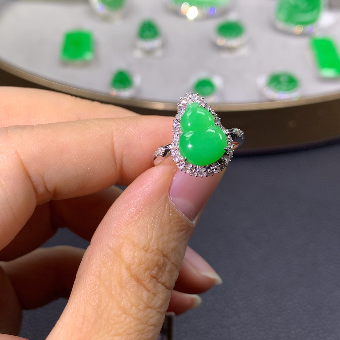 翡翠戒指18K金镶嵌翡翠