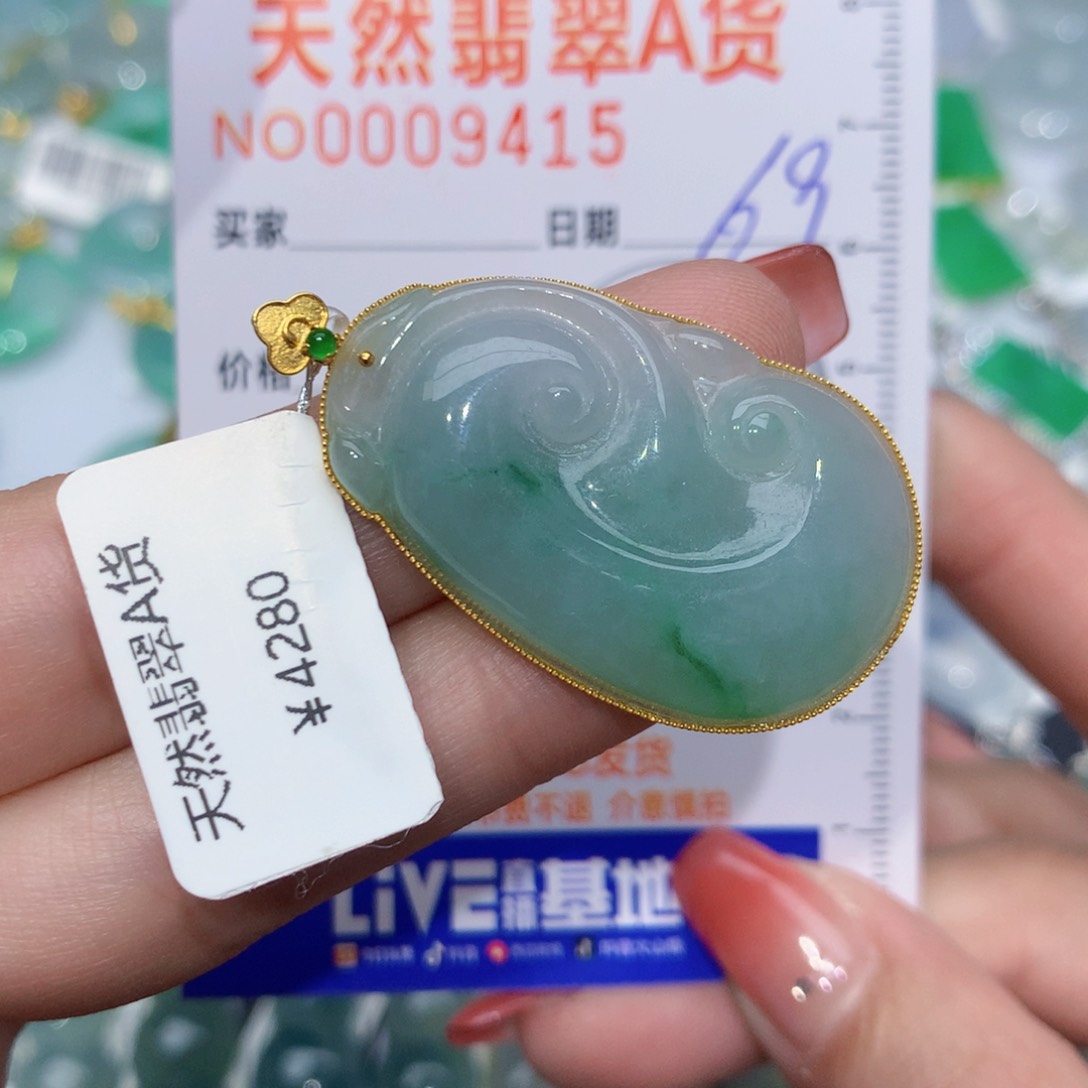 翡翠颈饰18K金镶嵌如意